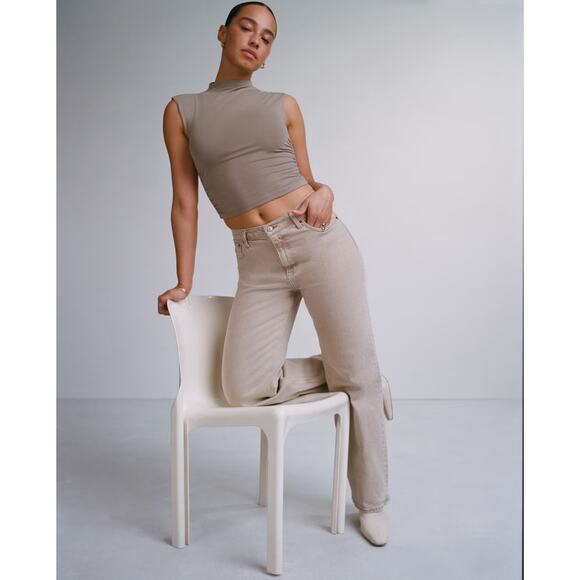 Abercrombie: Tan 90’s Relaxed Straight Leg Curve Love Jeans - Picture 1 of 8